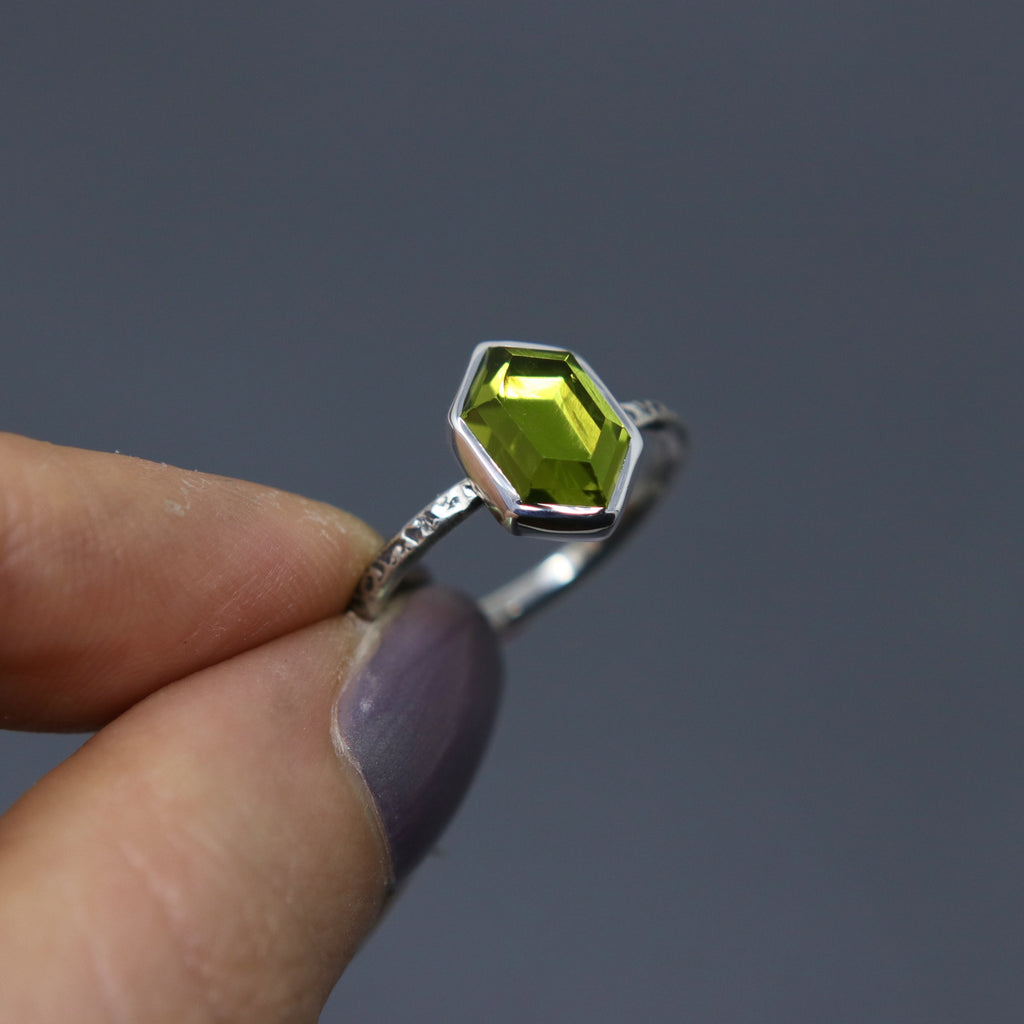 Peridot Hex Relic - Size 5.5