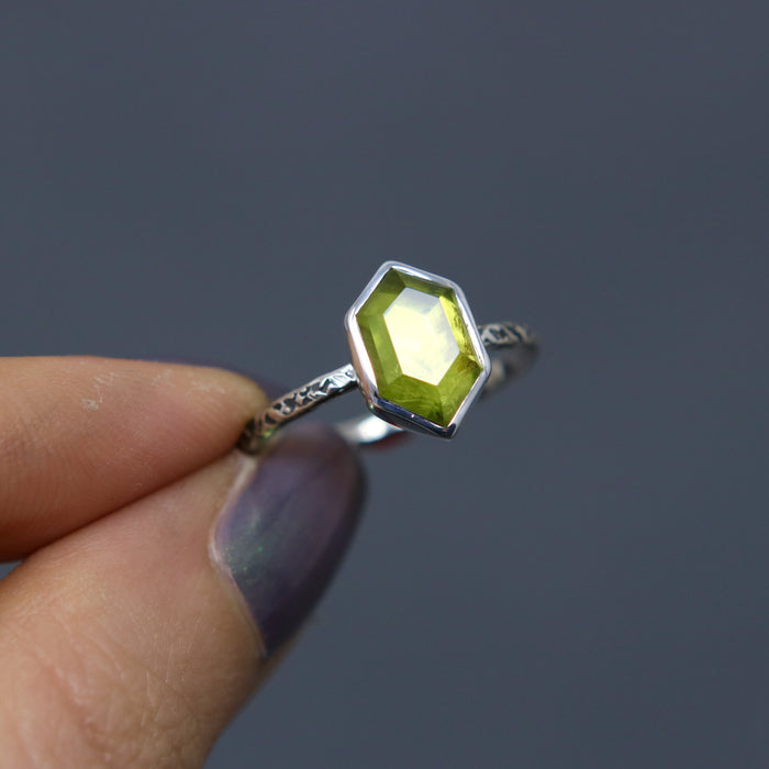 Peridot Hex Relic - Size 7