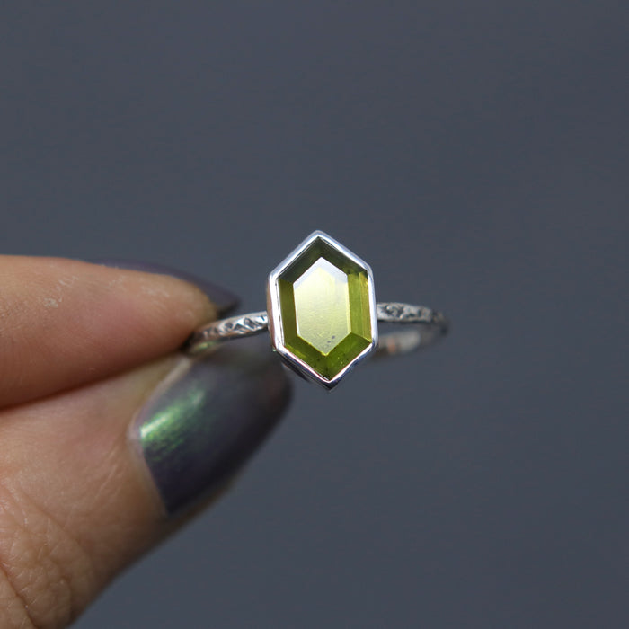 Peridot Hex Relic - Size 8