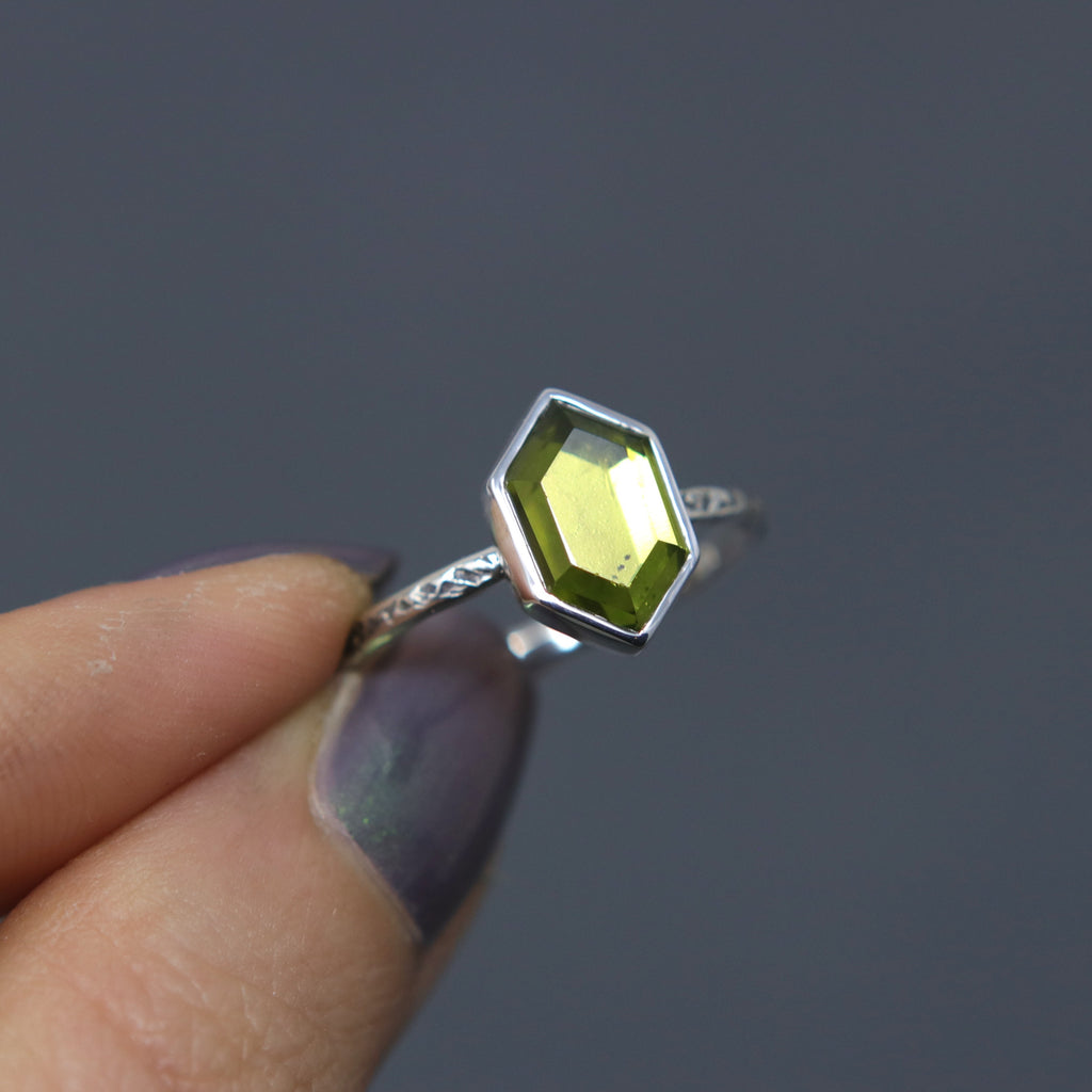 Peridot Hex Relic - Size 8