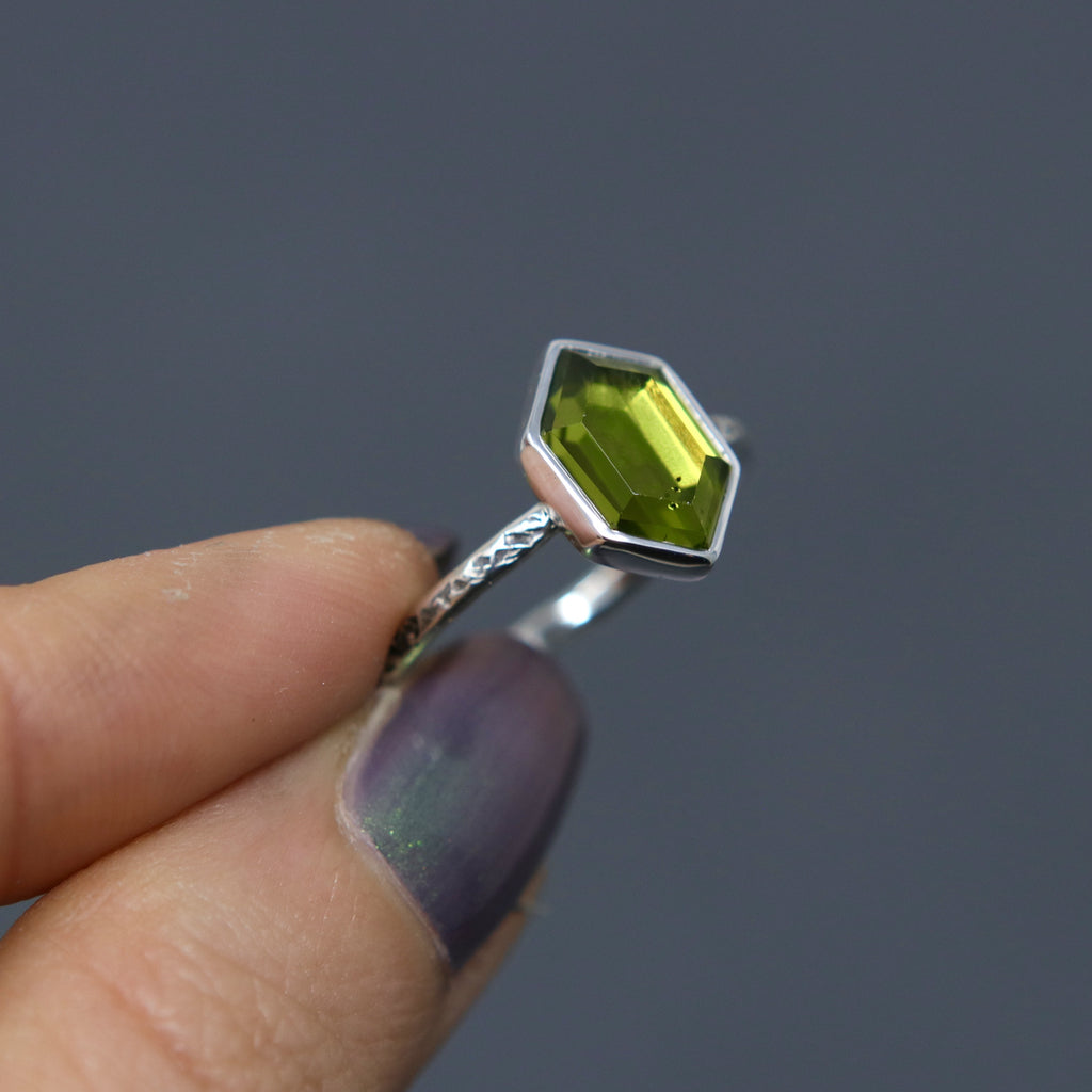 Peridot Hex Relic - Size 8