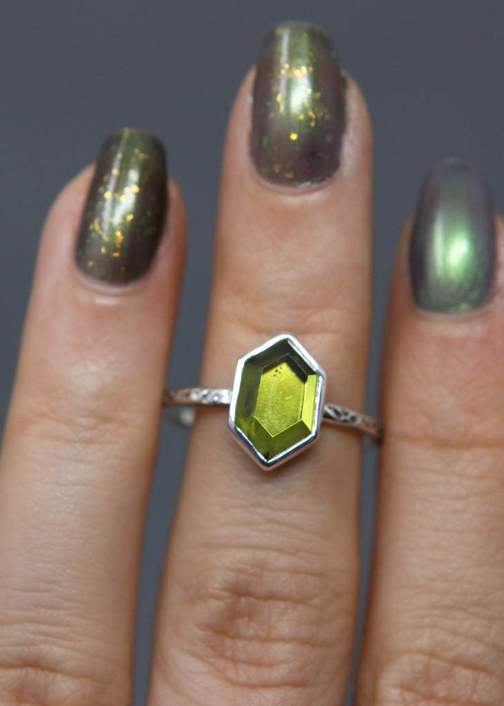 Peridot Hex Relic - Size 8